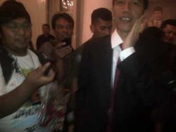  Jokowi Bagikan Oleh-oleh Batik Kauman