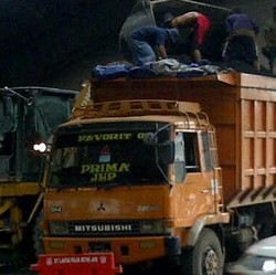 Muatan Truk Batubara Masih Berhamburan, Perempatan Tomang Macet