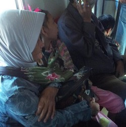 Kisah Nenek Nur Menerapi Cucunya yang Lumpuh di RSCM Naik KRL Ekonomi