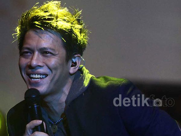 Senyuman Ariel NOAH di Atas Panggung