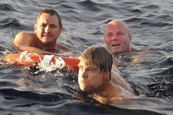 Turis Ini 27 Jam di Laut, Disengat Ubur-ubur, Dikepung Hiu & Selamat!