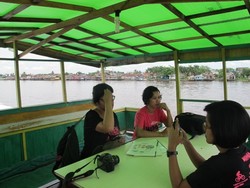 Santap Siang Sambil Berpesiar di Kapuas, Nikmat!