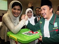 Arzeti Bilbina Serahkan Bakal Caleg PKB