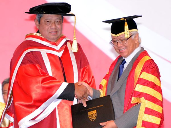 SBY Terima Gelar Doktor dari NTU