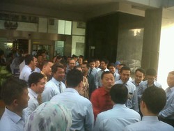 Tangis dan Tepuk Tangan Karyawan Antarkan Kepergian Agus Marto