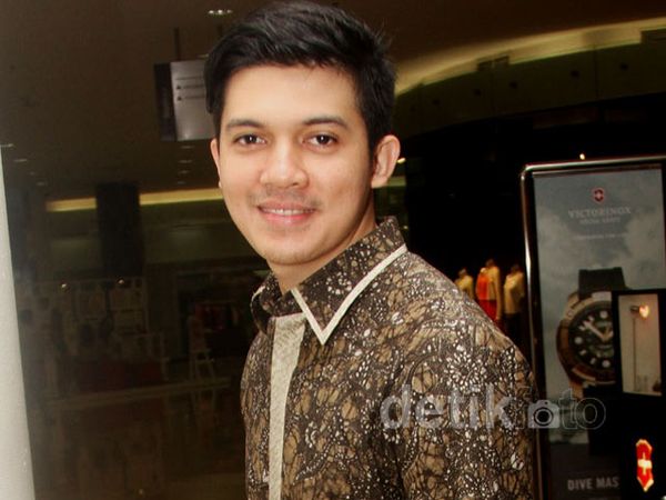 Irwansyah Rapi Berbatik