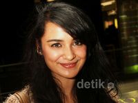 Senyum Manis Shireen Sungkar