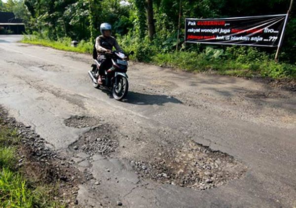Jalan Raya Ponorogo-Wonogiri Berlubang