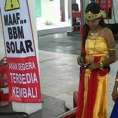 Dandan ala Pewayangan Ramayana, SPBU Pahlawan Hibur Pengantre Solar