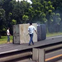 Mobil Boks Terguling di Tol Waru Tak Timbulkan Kebakaran