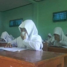 Siswa Korban Lumpur Kerjakan UN Sambil Tutup Hidung