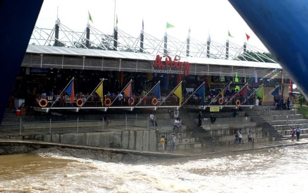 Asyiknya Menghabiskan Akhir Pekan di Restoran Apung!