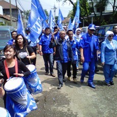 Diantar Perempuan Penabuh Jimbe, PAN Daftarkan Caleg ke KPU Jabar