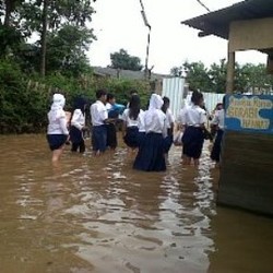 Jalan Terendam Banjir, 56 Peserta UN SMP Garuda Ngungsi ke SD