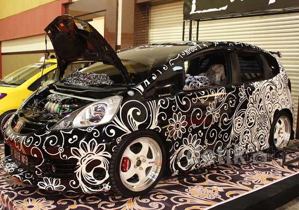 Honda Jazz Pakai Baju Batik