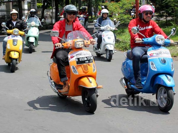 Rayakan HUT, Pecinta Vespa Keliling Bandung Rayakan HUT, Pecinta Vespa Keliling Bandung