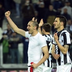 Juve Kesulitan Ladeni Milan di Babak Pertama