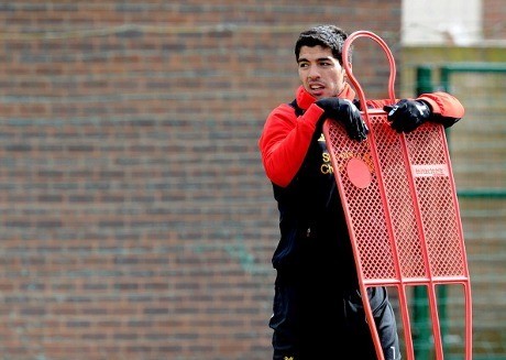 Liverpool Tegaskan Tak Bakal Jual Suarez Liverpool Tegaskan Tak Bakal Jual Suarez