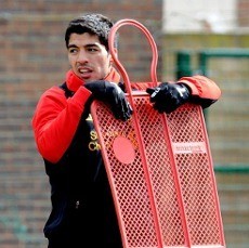 Liverpool Tegaskan Tak Bakal Jual Suarez