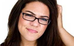 Rambut Berketombe? Atasi dengan Konsumsi Bawang Putih dan Salmon