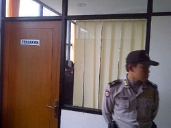  Tutup Gorden, Irjen Djoko & Tim Pengacara Rapat Serius di Ruang Terdakwa
