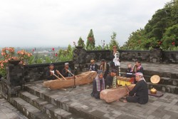 Pertunjukan Seni Tradisional Gejug Lesung di Ratu Boko