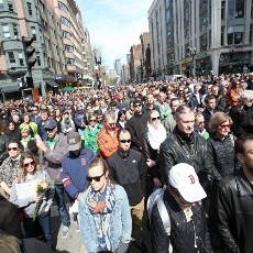Mengenang Korban Bom Boston, Ribuan Orang Berkumpul Dekat Lokasi Kejadian
