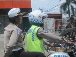 Polwan Tidak Memakai Helm Saat Dibonceng Polisi Lain