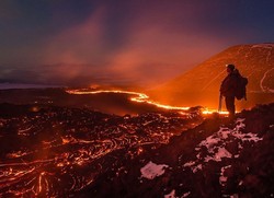 Gunung Meletus, Traveler Ini Malah Foto-Foto Lahar