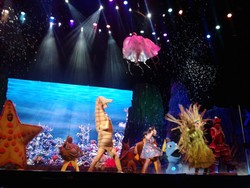 Pertunjukan Gelembung Sabun di Trans Studio Bandung, Seru!