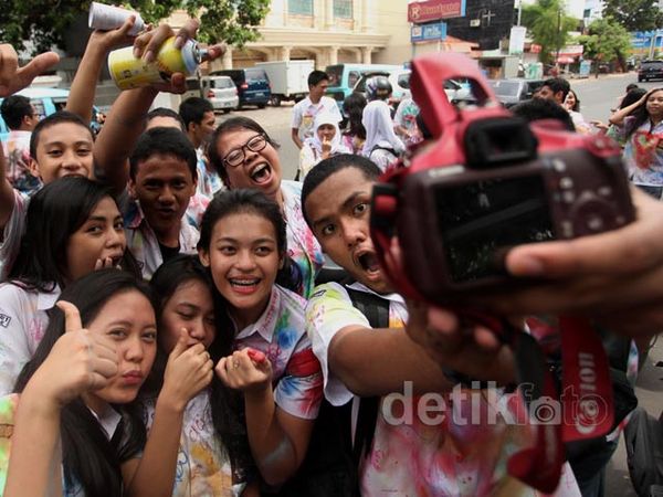 Usai UN, Siswa SMU di Makassar Coret-coret Seragam