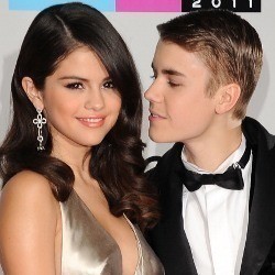 Justin Bieber & Selena Gomez Cuma Teman Tapi Mesra
