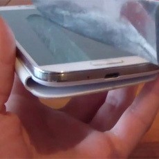 Wuih! Layar Galaxy S4 Tahan Disayat Pisau 