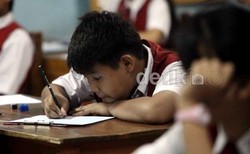 Hari Pertama Jadi Plt Menkeu, Hatta Cairkan Rp 100,8 Miliar untuk UN SD