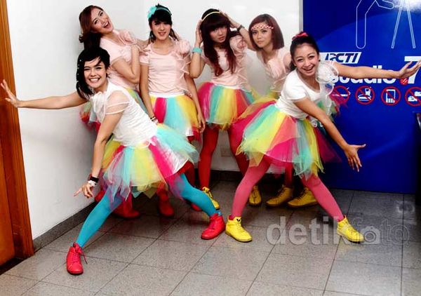 Super Girlies, Girlband Penuh Warna