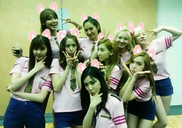Kocaknya Pose SNSD di Belakang Panggung