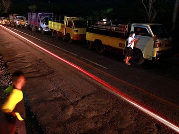 Sopir Truk Antre Beli Solar Berjam-jam