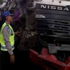 Truk Muat Besi Vs Truk Muat Beton, Satu Orang Luka