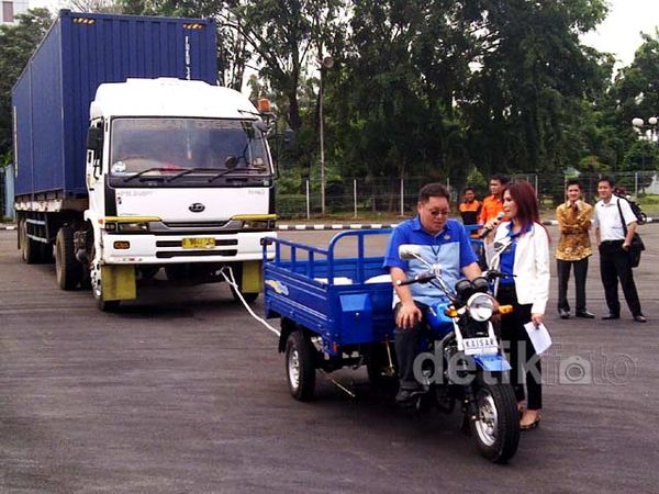 Motor 3 Roda Tarik Kontainer 20 Ton