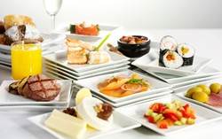 Biar Tak Kalap Saat Makan Menu Buffet, Gunakan Piring Kecil!