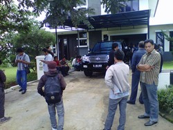 Eksekusi Susno, 5 Petugas Polisi Berseragam Lengkap Masuk ke Rumah