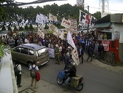 Massa Pendukung Keluarga Korban Berdatangan ke Pengadilan Militer