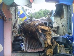 Pohon Tumbang di Jl Otista Timpa 3 Kontrakan & 2 Kios