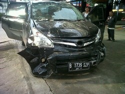 Bruk! Pedal Gas Macet, Mobil Tabrak Tembok Pagar KFC di Duren Sawit