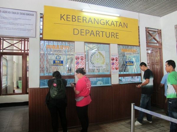Seperti Inilah Perbatasan Indonesia-Malaysia di Entikong