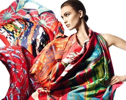 10 Scarf Hermes yang Bikin Wanita Terlihat Makin Cantik