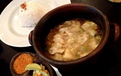 Wah, Kekenyangan Soto Betawi Plus Es Teh Sereh yang Wangi!