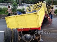 Dua Bus & Satu Truk Terlibat Tabrakan Beruntun