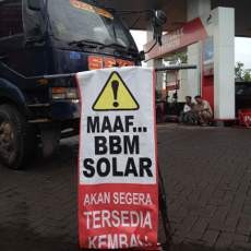 Warga Pamekasan Berburu Solar Hingga Sumenep