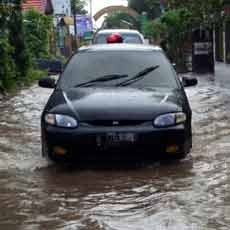 Lalin di Sidoarjo Macet 3 Km Imbas Banjir 30 Cm